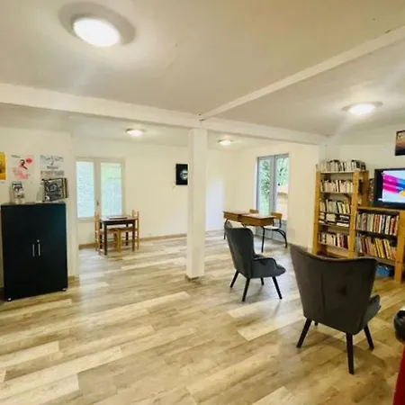 3 Pieces Avec Terrasse - Api-1-52-888 * Camon (Languedoc-Roussillon)