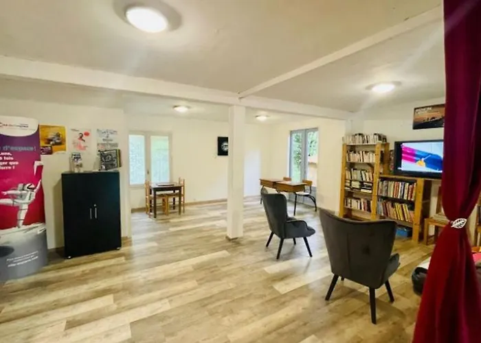 3 Pieces Avec Terrasse - Api-1-52-888 * Camon (Languedoc-Roussillon)